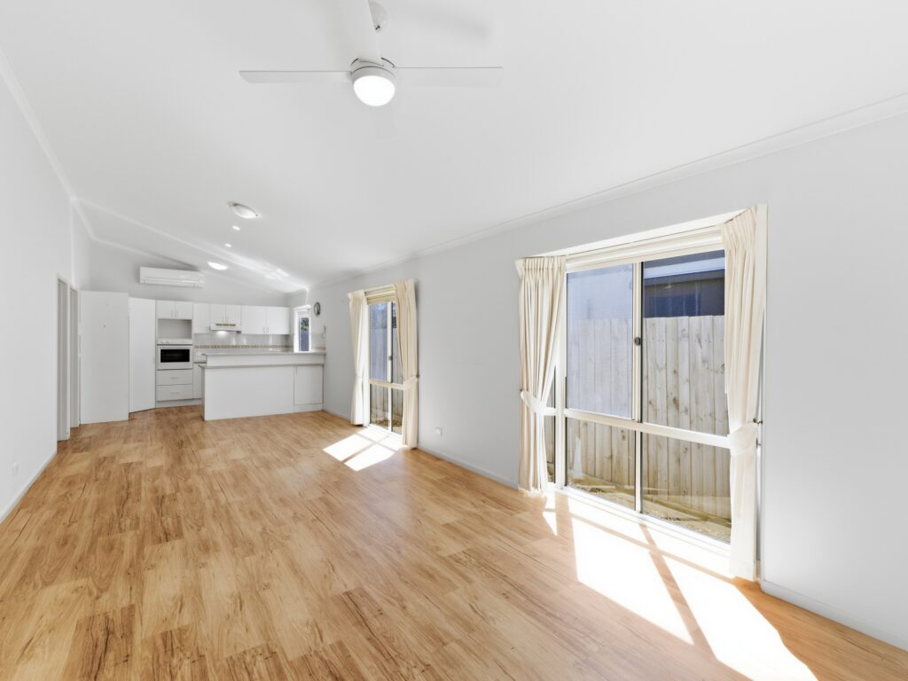 4 H17 dining Caroline Wright