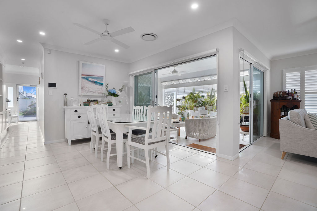 Beachmere Bay 186 Image 9