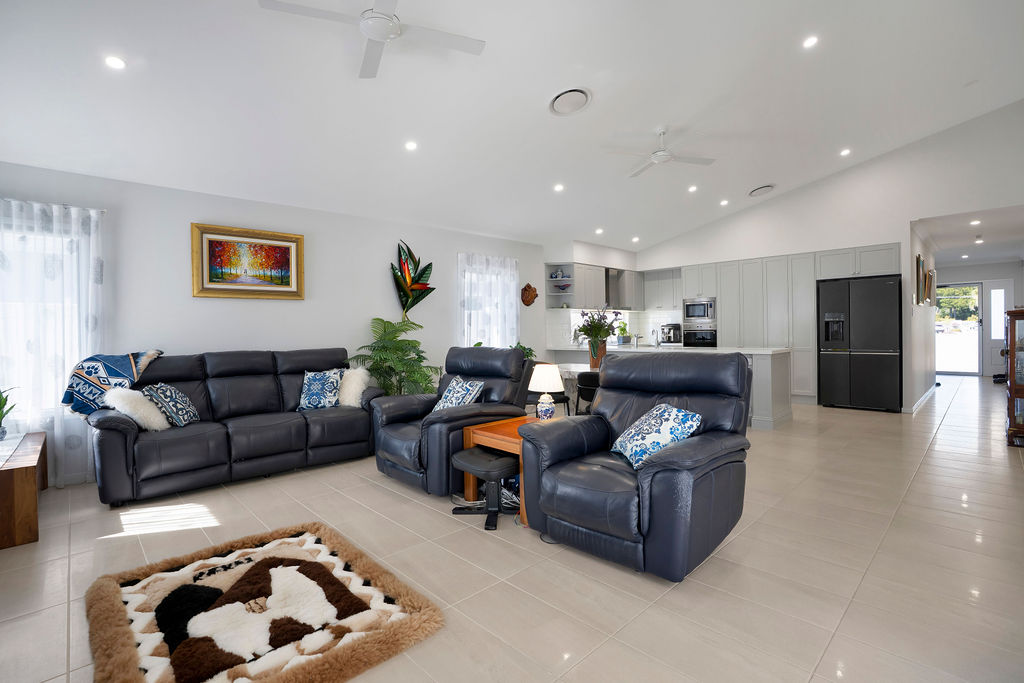 Beachmere Bay 210 Image 15