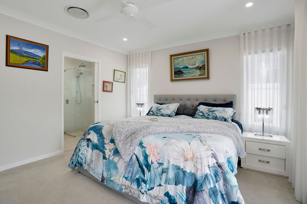 Beachmere Bay 210 Image 17
