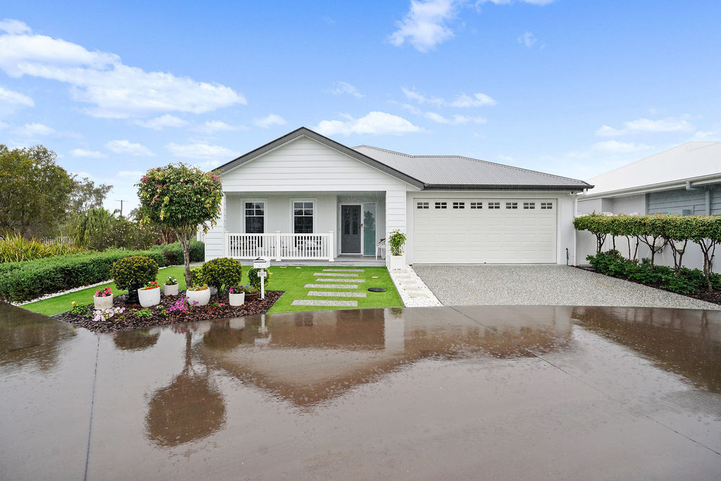 Beachmere Bay 220 Image 1